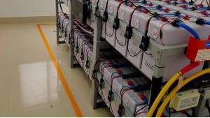 機(jī)房蓄電池在線監(jiān)控系統(tǒng)需要幾套主機(jī)？要多少錢？